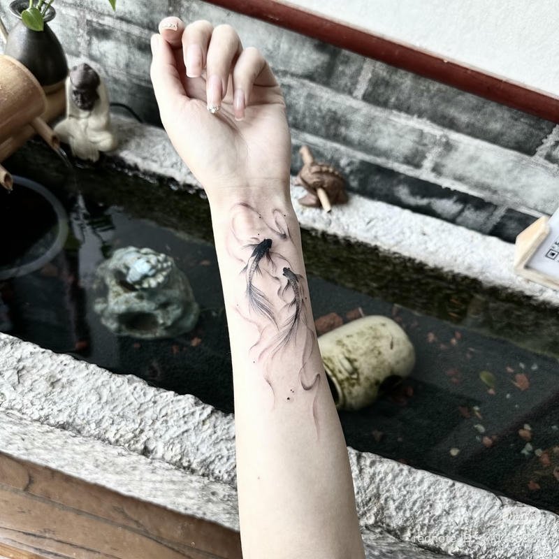 Mẫu hình xăm cá chép đen trắng tối giản