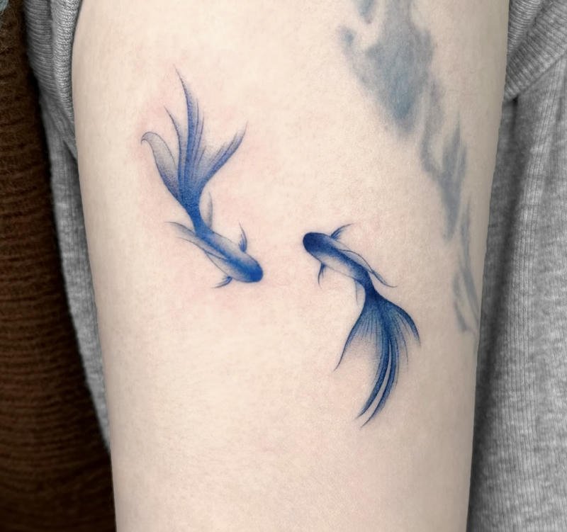 Mẫu hình xăm cá chép màu sắc nổi bật cuốn hút