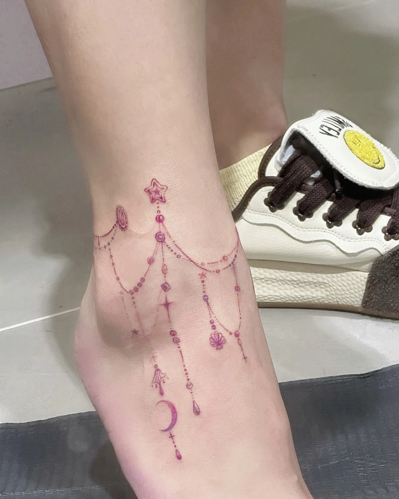 Mẫu hình xăm chân nữ đơn giản nhưng tinh xảo