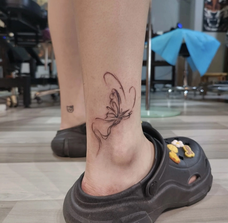 Mẫu hình xăm con bướm nhẹ nhàng ở chân
