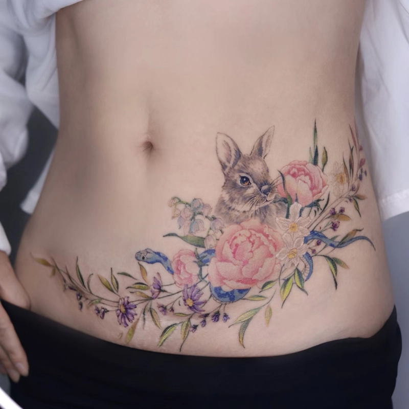 Mẫu tattoo bụng nữ đơn giản mà vẫn nổi bật