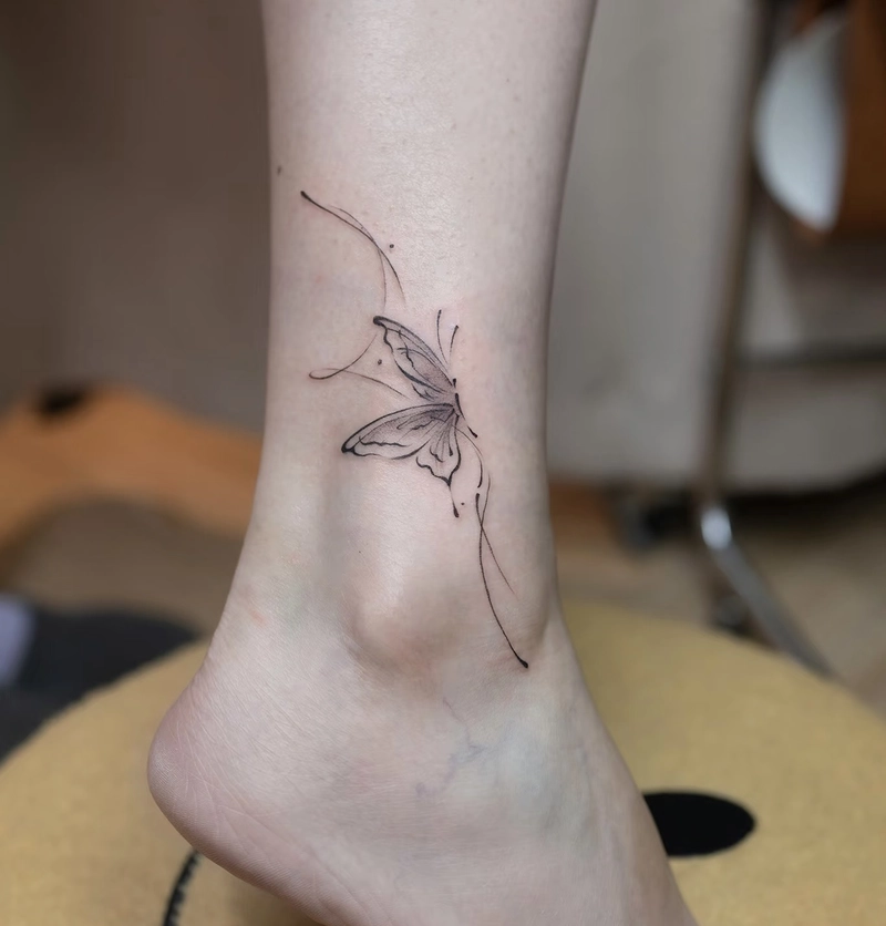 Mẫu tattoo con bướm mini phong cách nhẹ nhàng