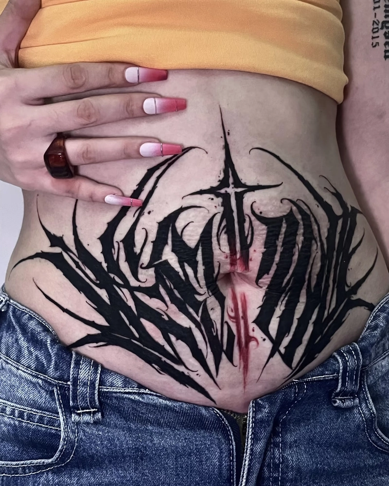 Mẫu xăm bụng nữ đơn giản nhưng đầy sức hút