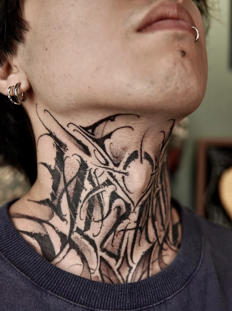 Mẫu xăm đơn giản nhưng nổi bật cho cổ nam