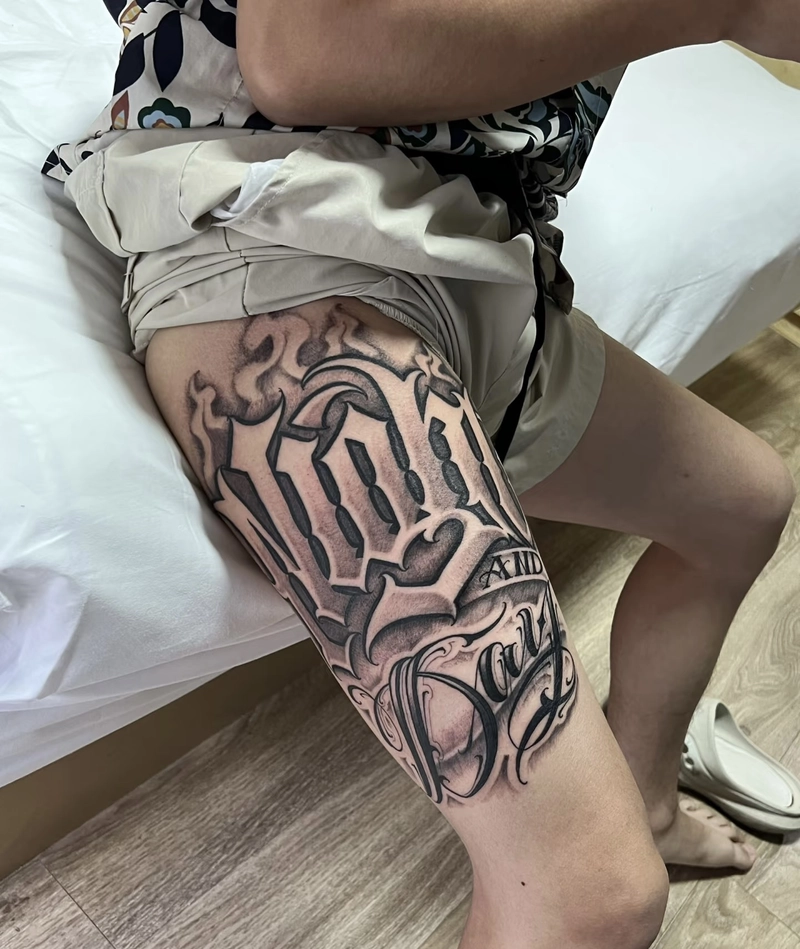 Mẫu xăm đùi nam bố cục rõ ràng cân đối