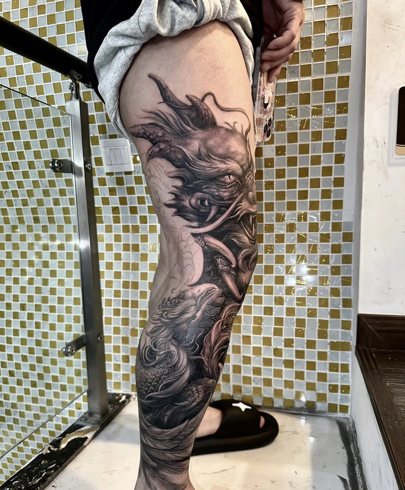 Mẫu xăm đùi nam bố trí hài hòa cân đối