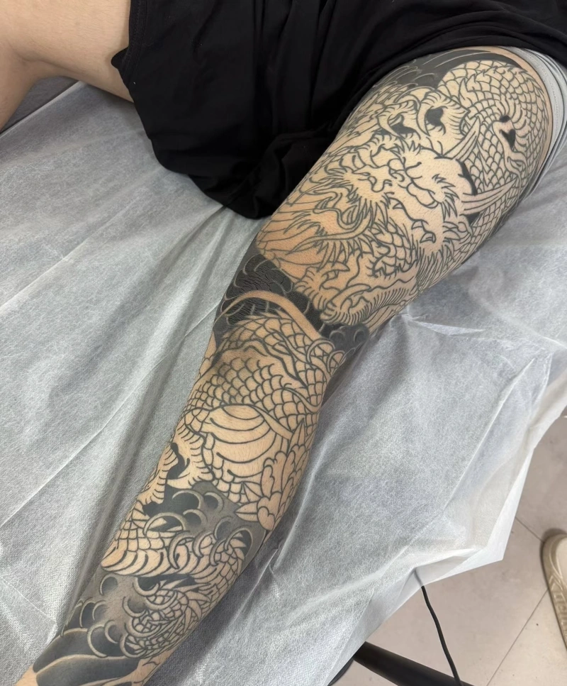 Mẫu xăm đùi nam phong cách nghệ thuật sáng tạo