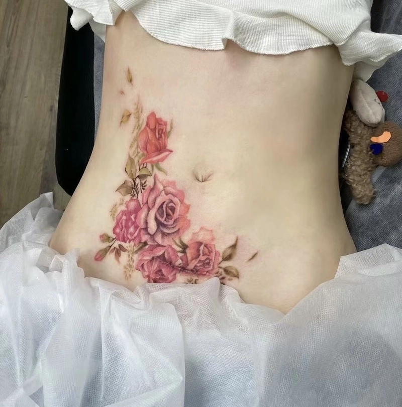 Tattoo bụng nữ quyến rũ với họa tiết hoa tinh tế