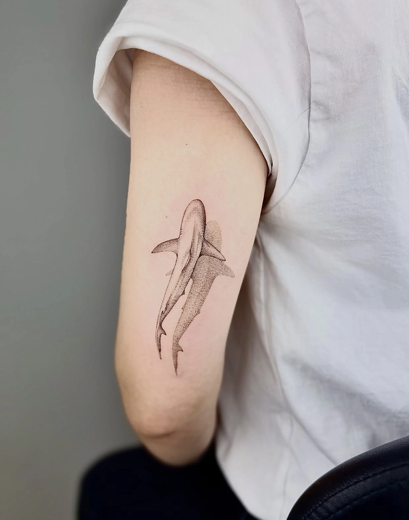 Tattoo cá mập phá vỡ khung hình truyền thống