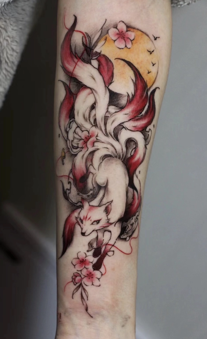 Tattoo cáo 9 đuôi kết hợp hoa anh đào nhẹ nhàng