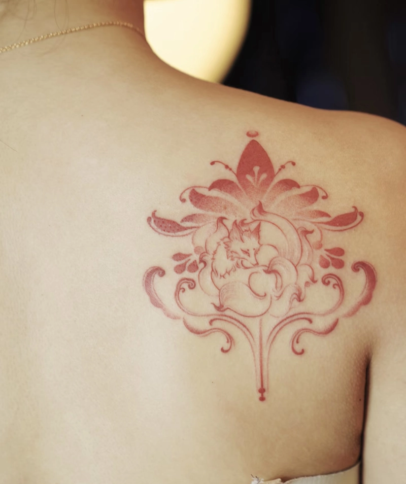 Tattoo con cáo kết hợp hoa đầy nghệ thuật