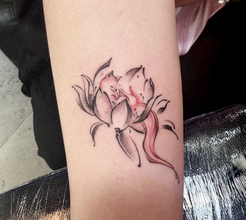 Tattoo con cáo mang nằm trong bông hoa