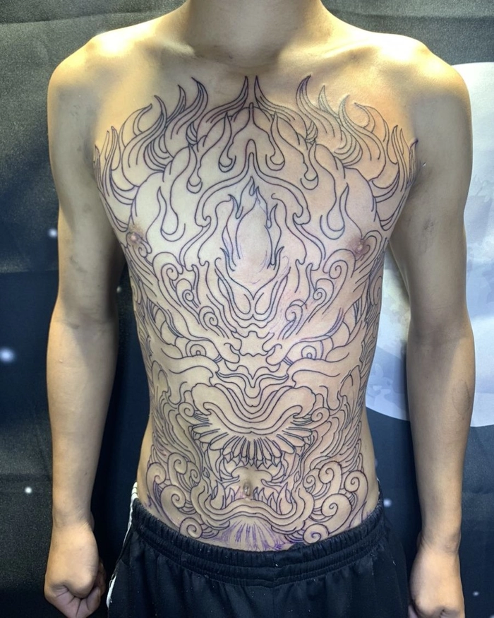 Tattoo đầu rồng phủ bụng với chi tiết tinh xảo