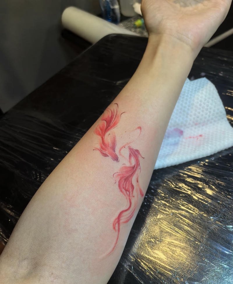 Xăm hình 2 con cá chép ở tay