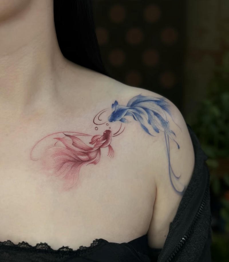 Xăm hình cá chép 2 màu xanh và đỏ