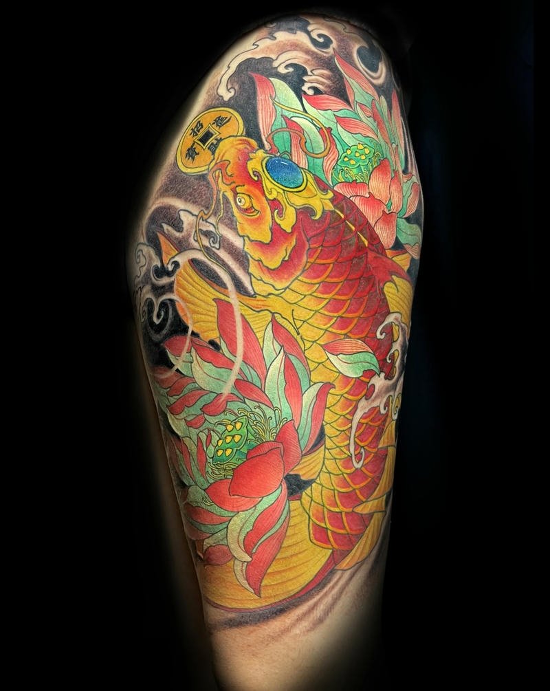Xăm hình cá chép Nhật cổ họa tiết sóng xoắn cổ điển