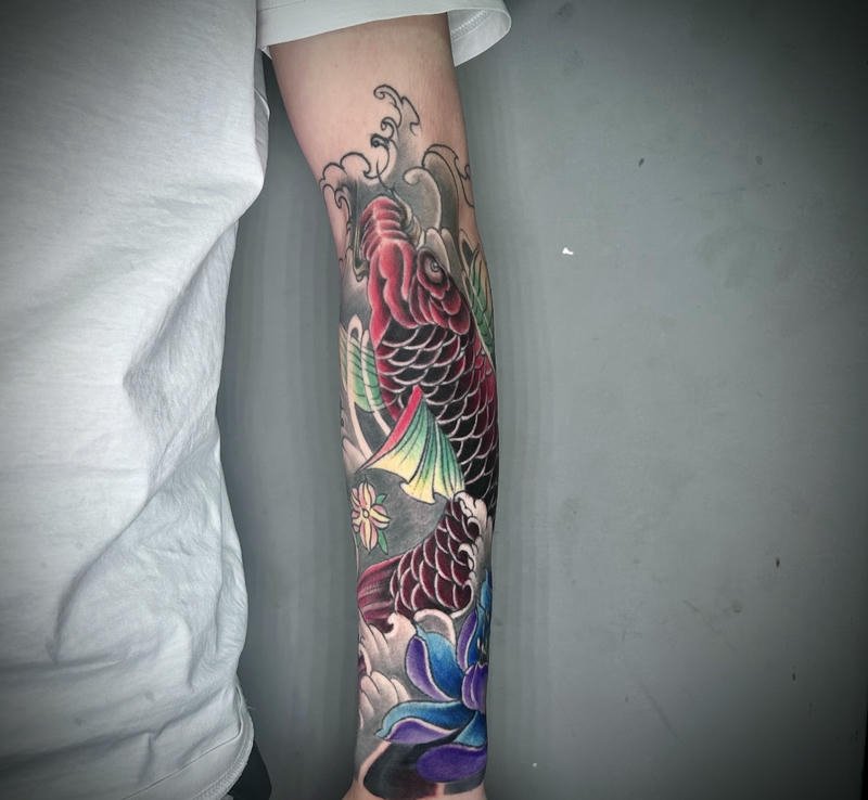 Xăm hình cá chép Nhật cổ phối họa tiết lá phong đỏ