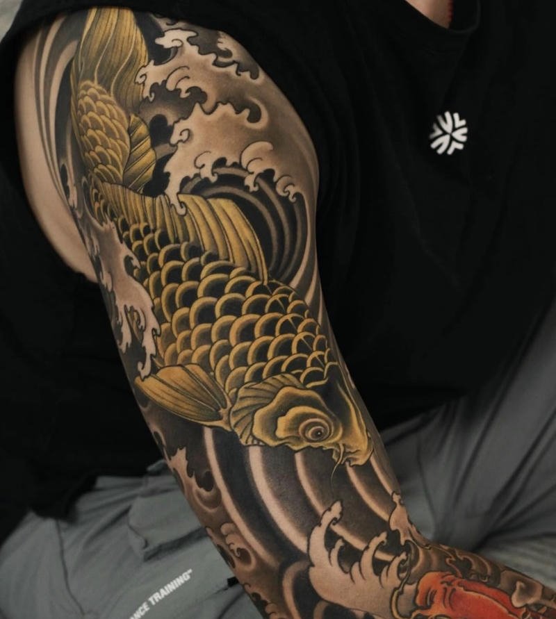 Xăm hình cá chép Nhật cổ phối nền đen tương phản mạnh