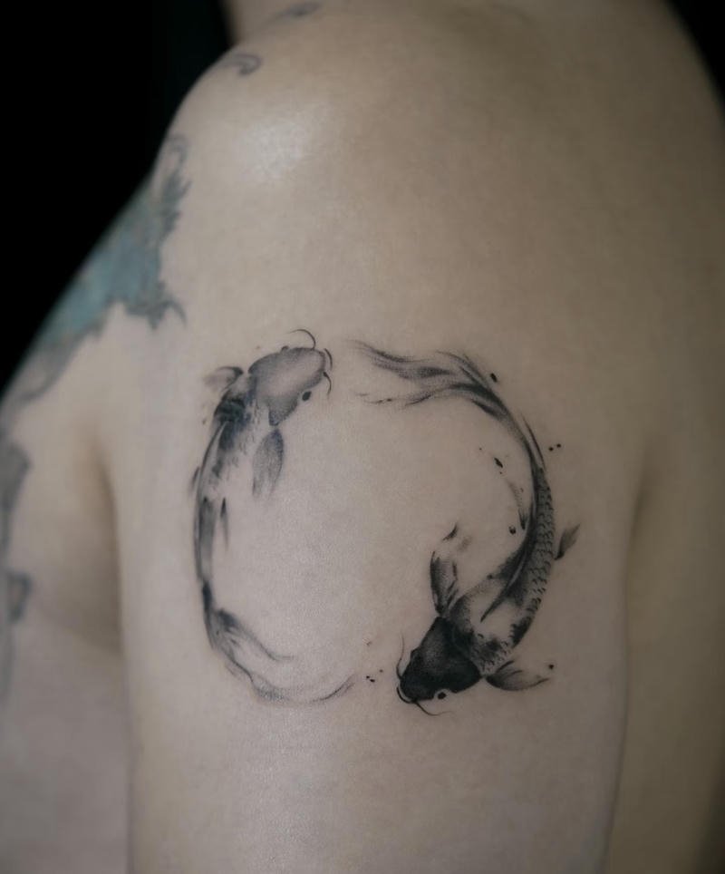 Xăm hình cá chép đen vòng tròn nghệ thuật