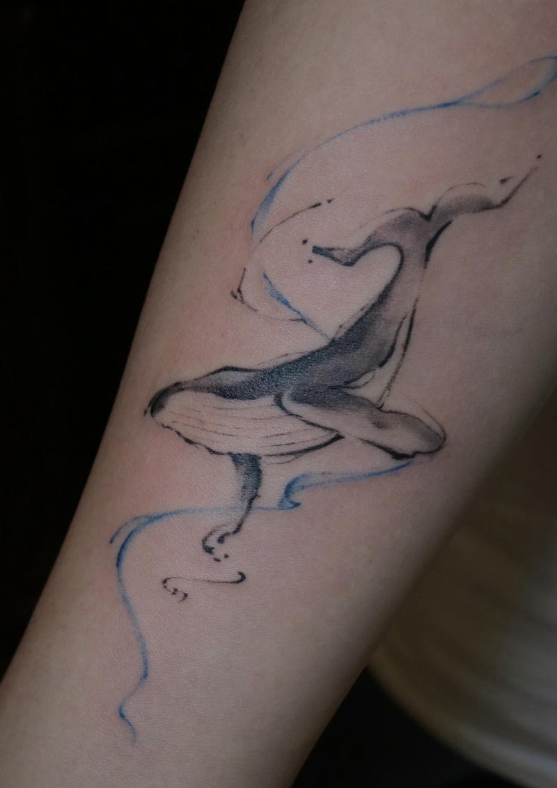 Xăm hình cá voi nhảy lên khỏi mặt nước sống động