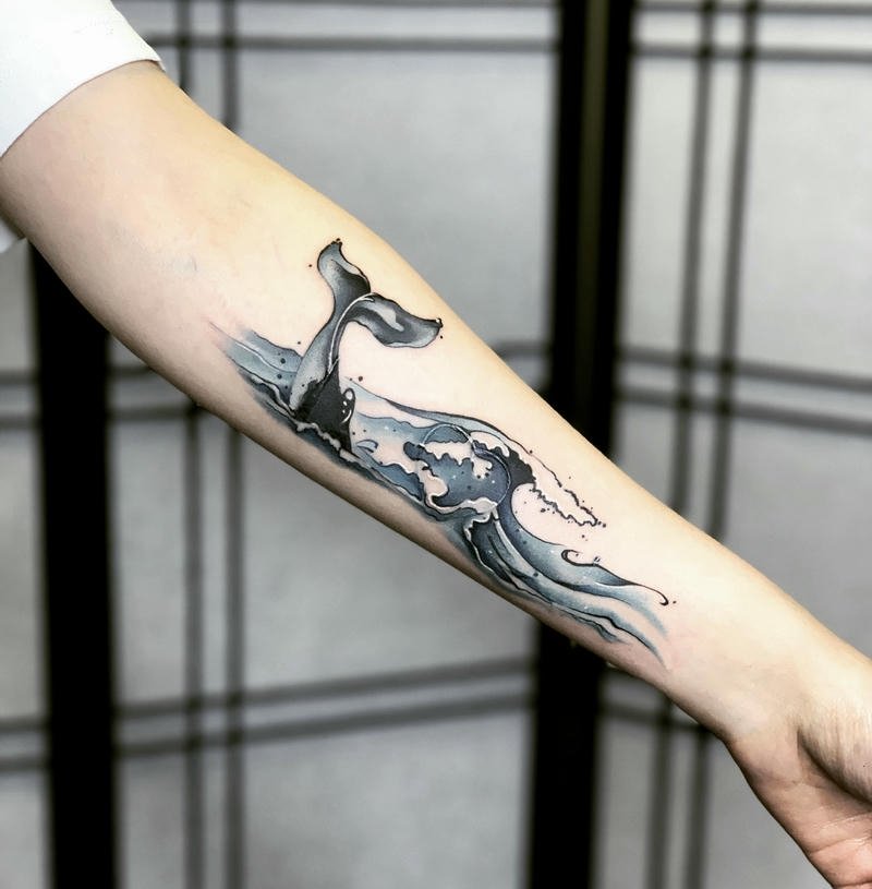 Xăm hình cá voi phối sóng lớn mạnh mẽ