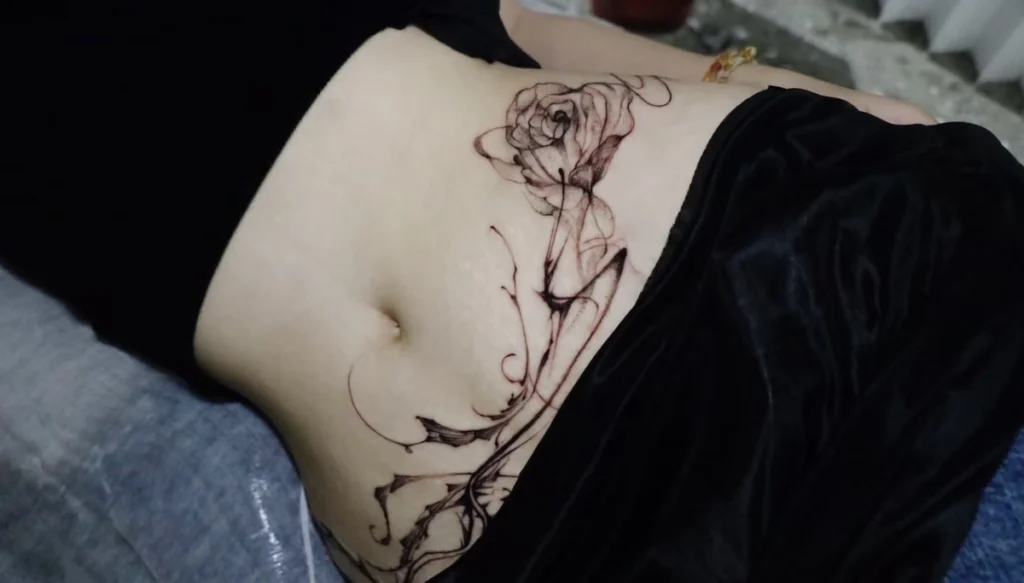 hình xăm bụng nữ thumbnail