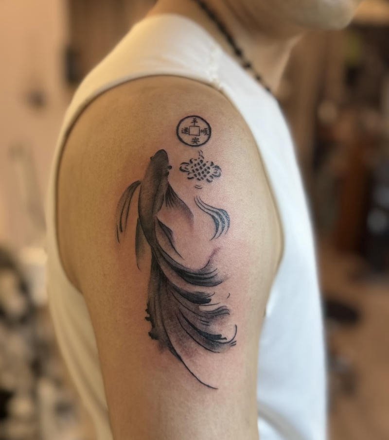 hình xăm cá chép màu đen ở bắp tay