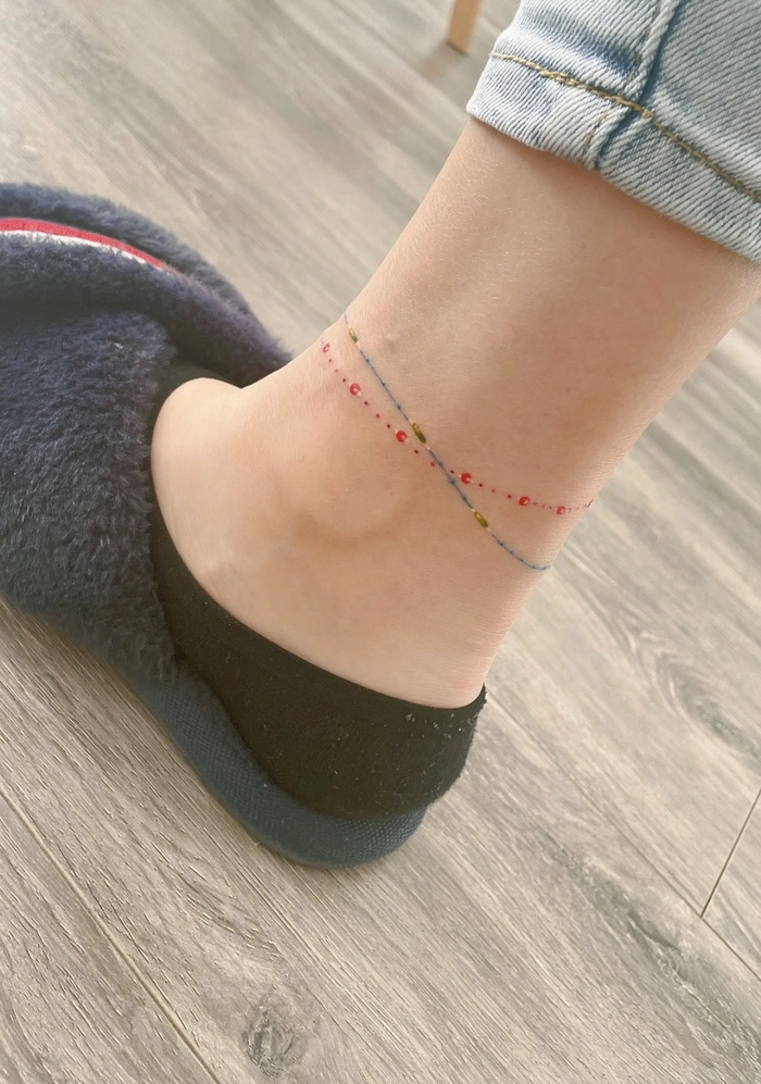 mẫu xăm vòng chân nữ kiểu dây mảnh nhẹ