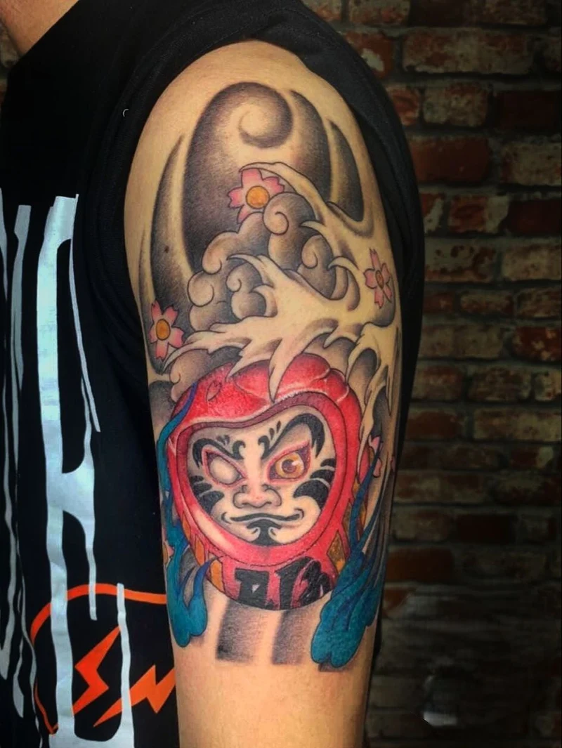 Ảnh hình xăm daruma với màu đỏ may mắn cuốn hút