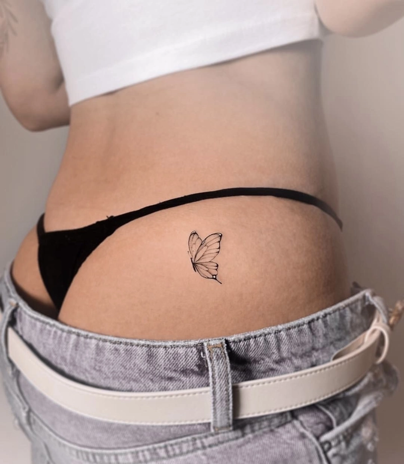 Ảnh hình xăm mông với đường nét thanh thoát sexy nhẹ