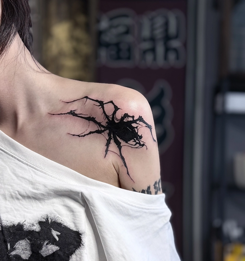 Ảnh hình xăm nhện ở vai nữ