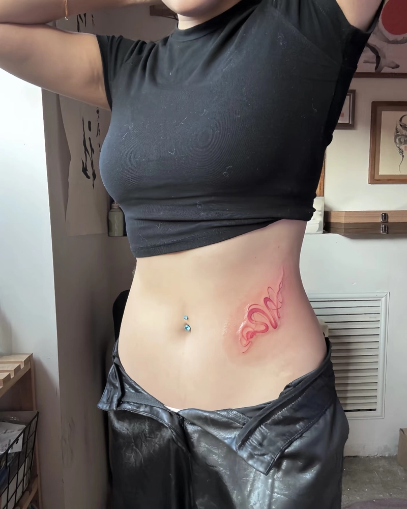 Ảnh hình xăm ở hông eo cho nữ mang vibe nhẹ nhàng