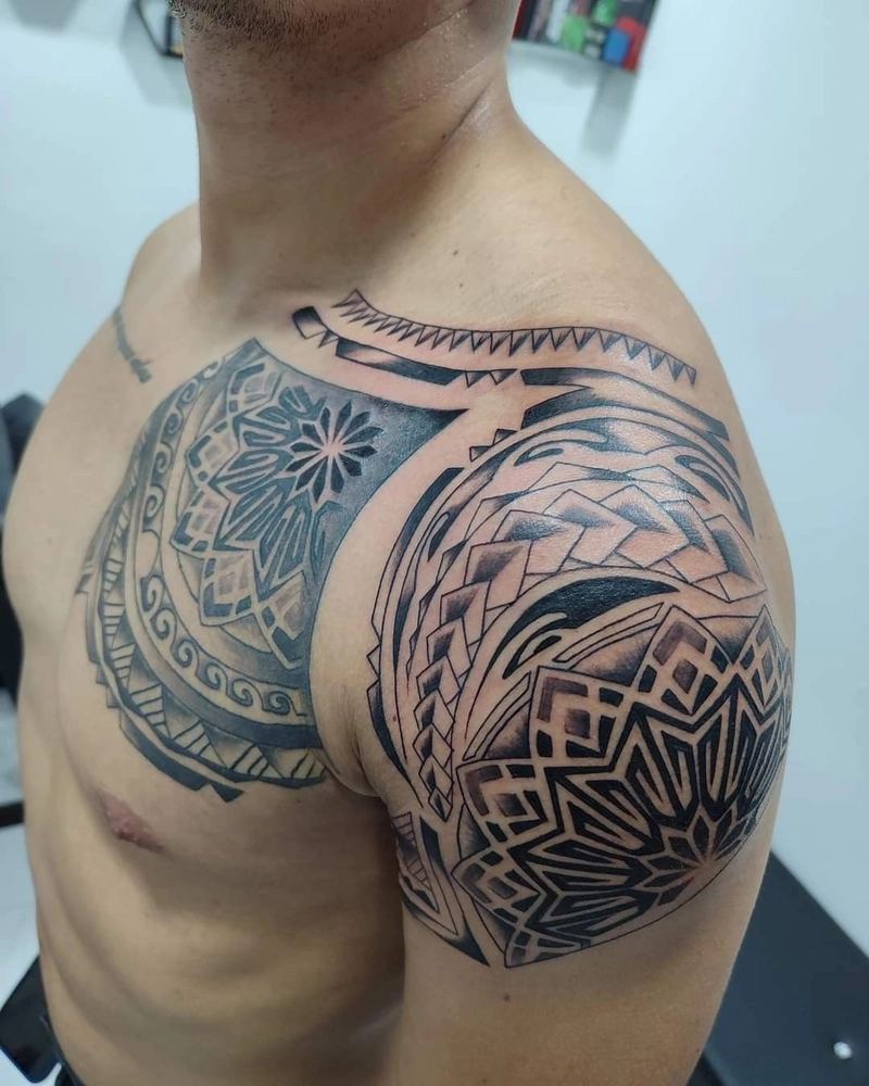 Ảnh nam đẹp mang mẫu xăm trên vai