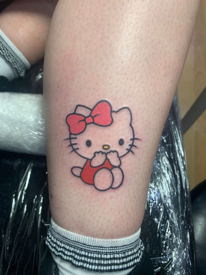 Ảnh tattoo mini Hello Kitty với thiết kế đơn giản dễ xăm