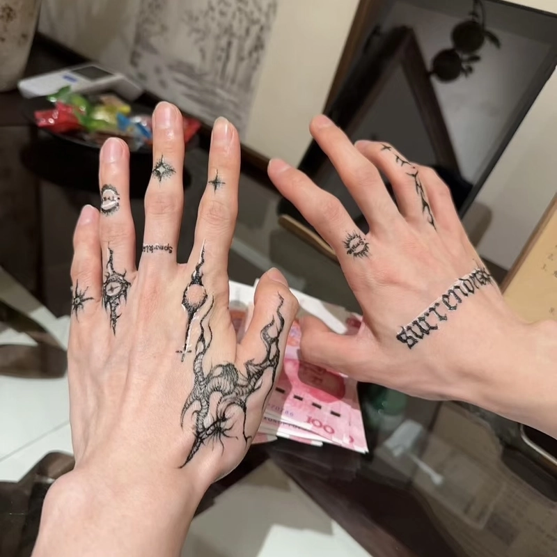Ảnh tattoo mini tay cho nam có nét nghệ sĩ tự do