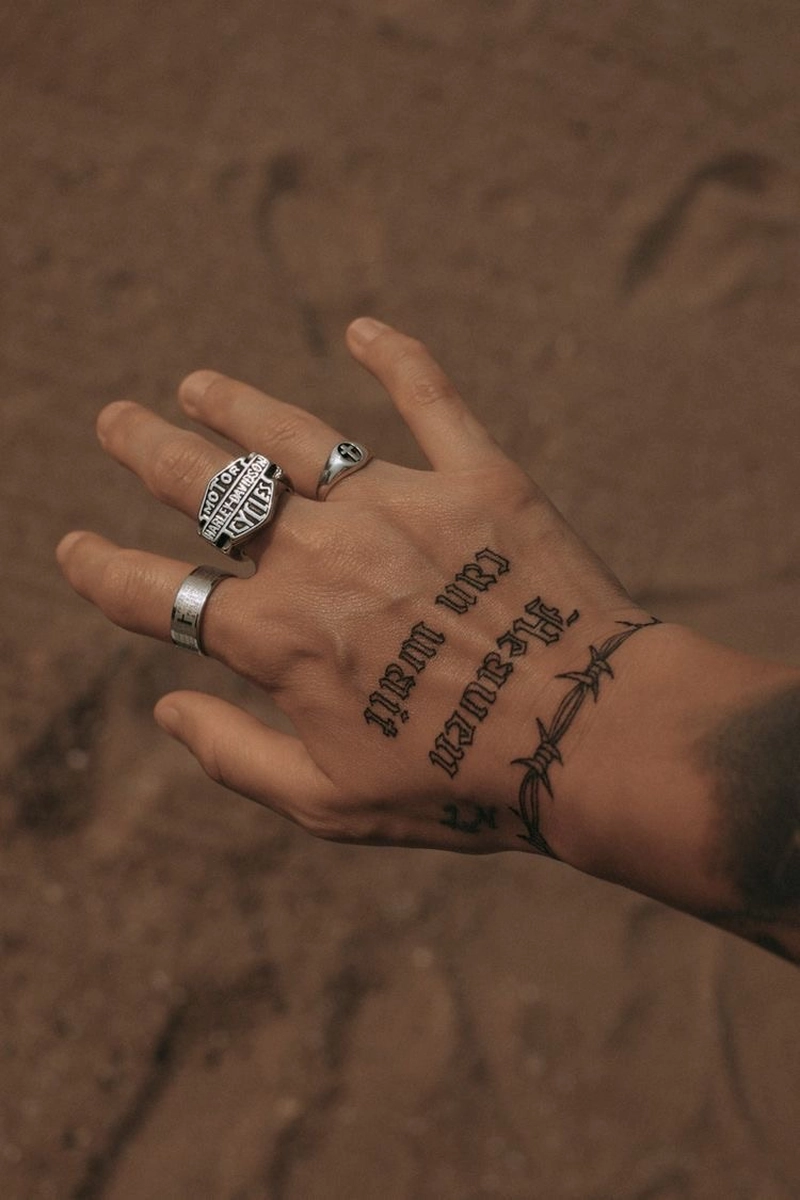 Ảnh tattoo mini tay cho nam có phong cách cá tính mạnh