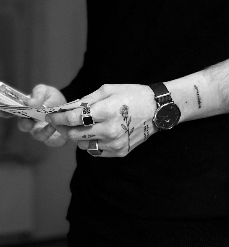 Ảnh tattoo mini tay cho nam mang nét tự do bụi bặm