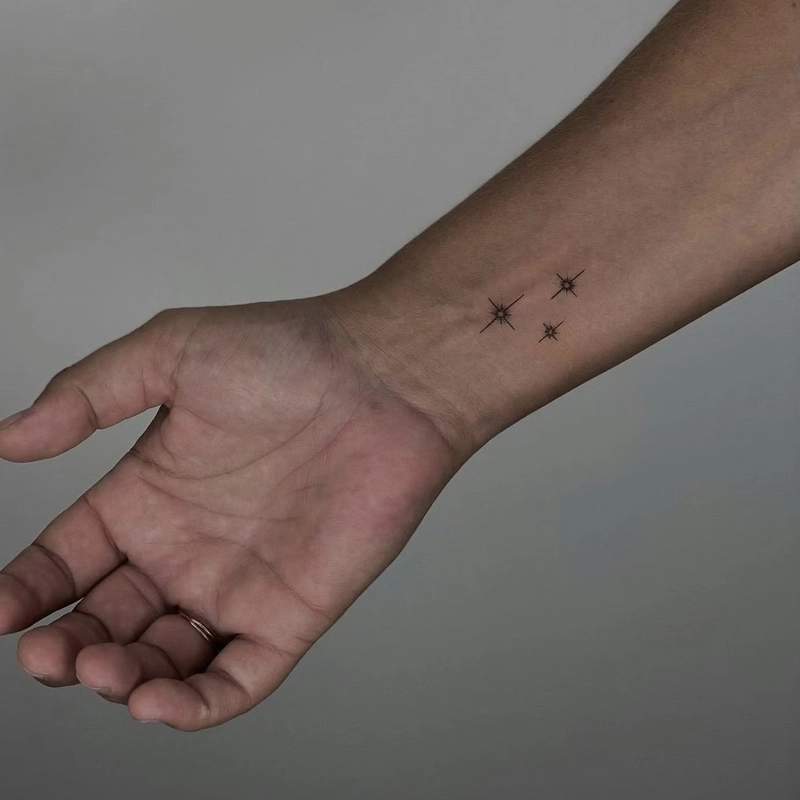 Ảnh tattoo mini tay cho nam mang phong cách hiện đại