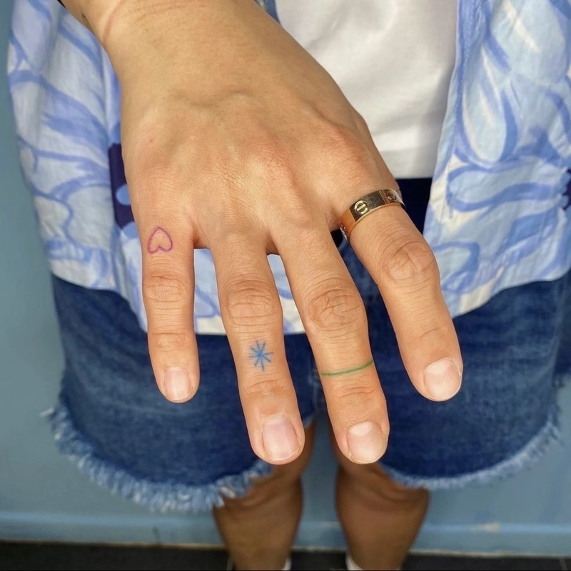 Ảnh tattoo mini tay cho nam mang vẻ tối giản cuốn hút