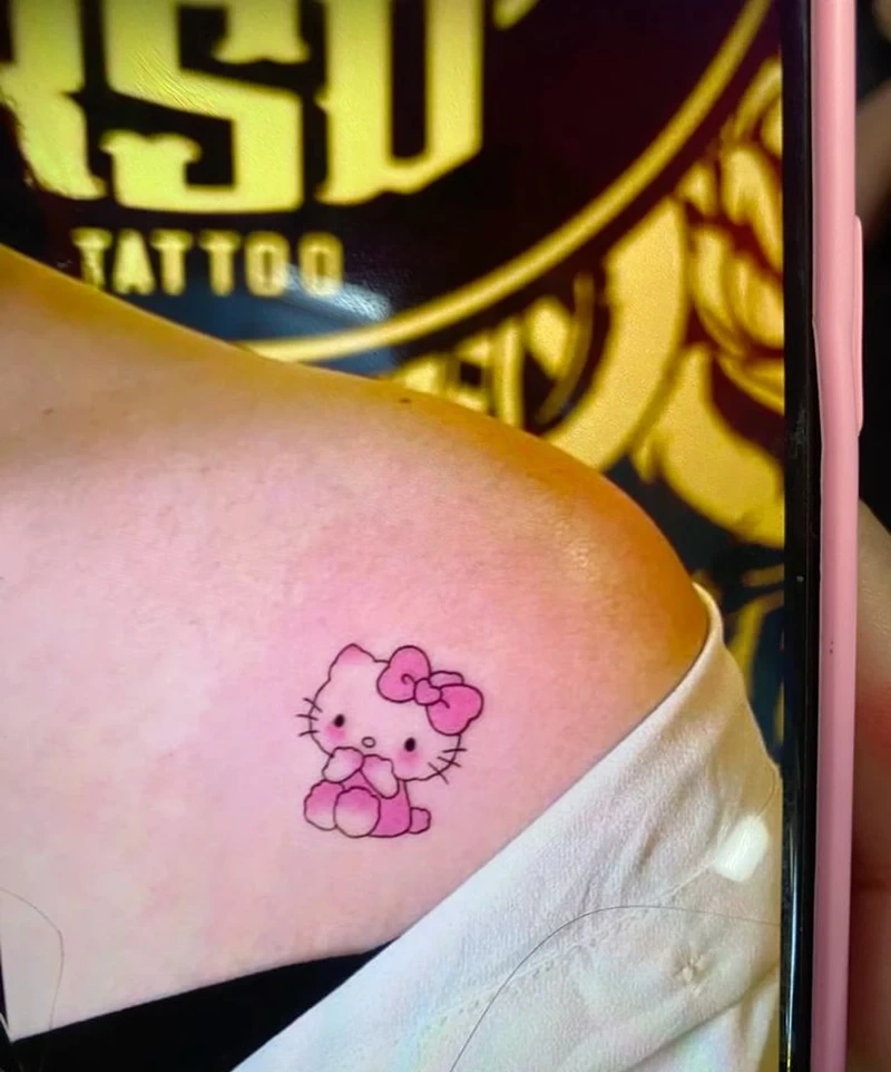 Ảnh xăm Hello Kitty mini ở cổ chân hợp phong cách cute