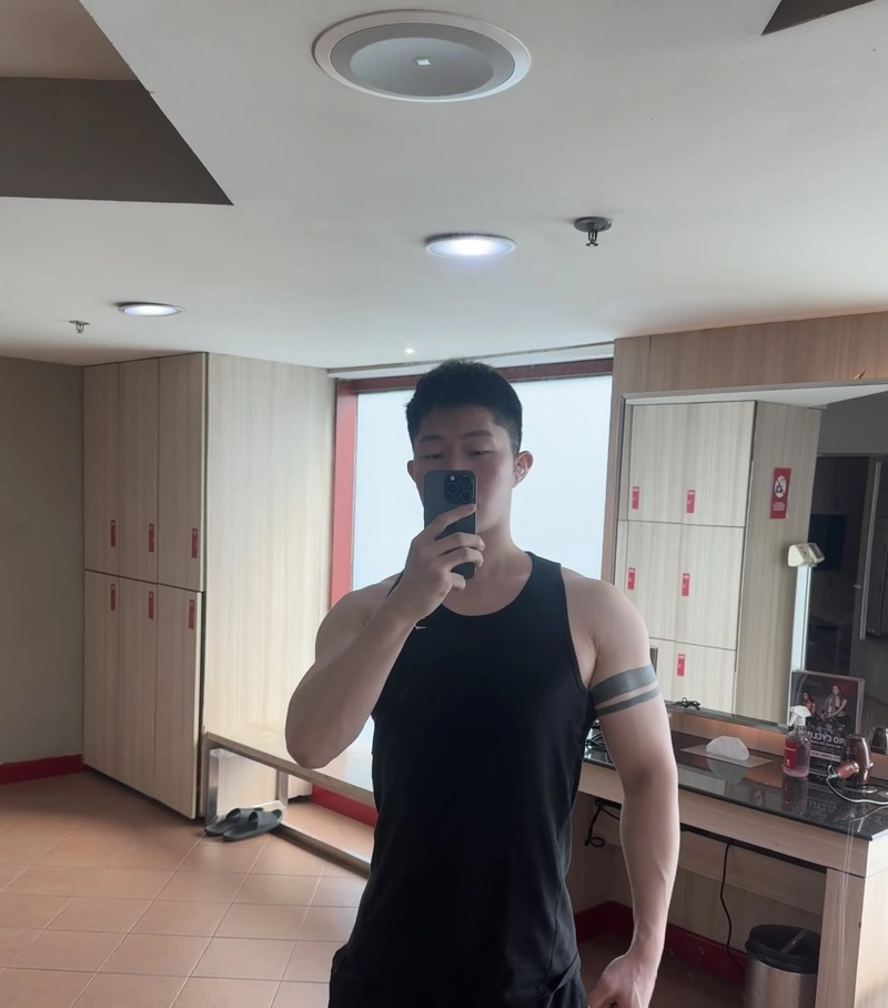 Hình ảnh cá tính hình xăm bắp tay nam