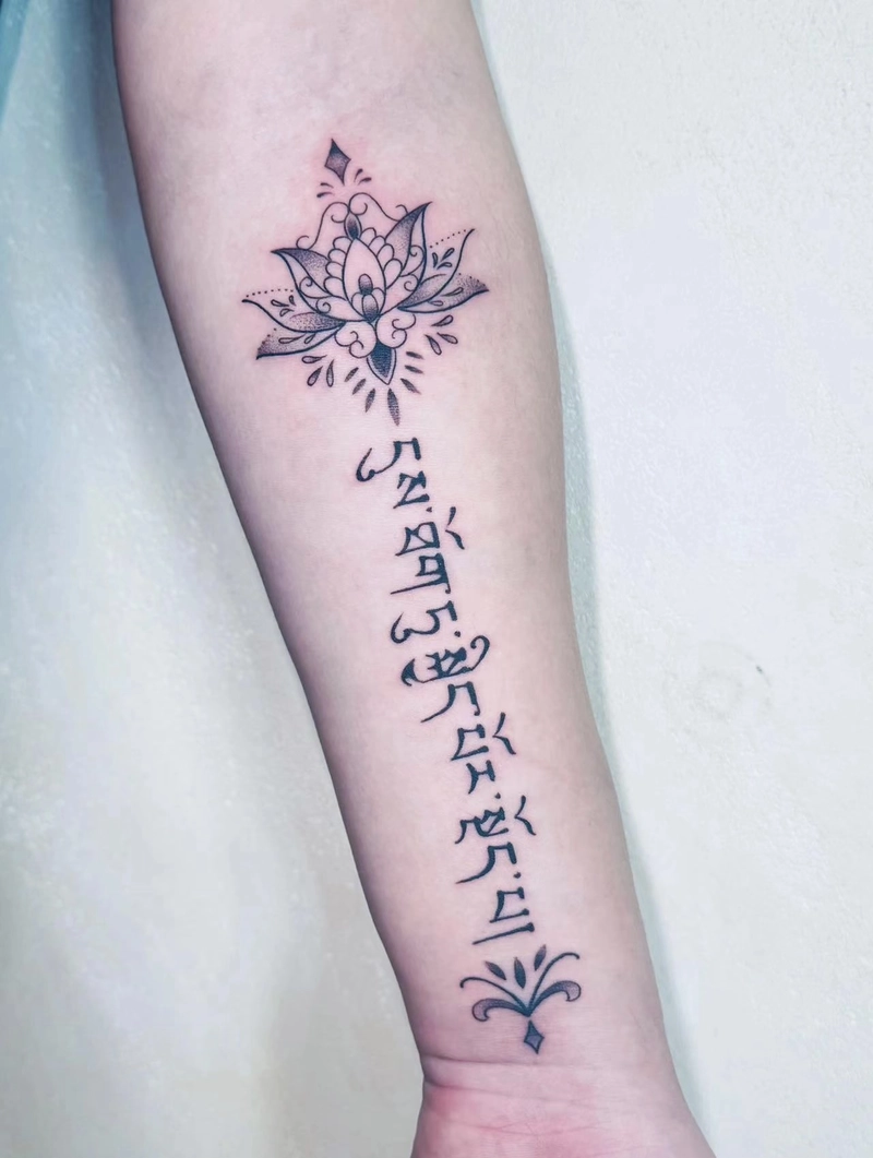 Hình ảnh hoa văn mạnh hình xăm tay nam