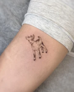 Hình ảnh tattoo con dê mini ở tay