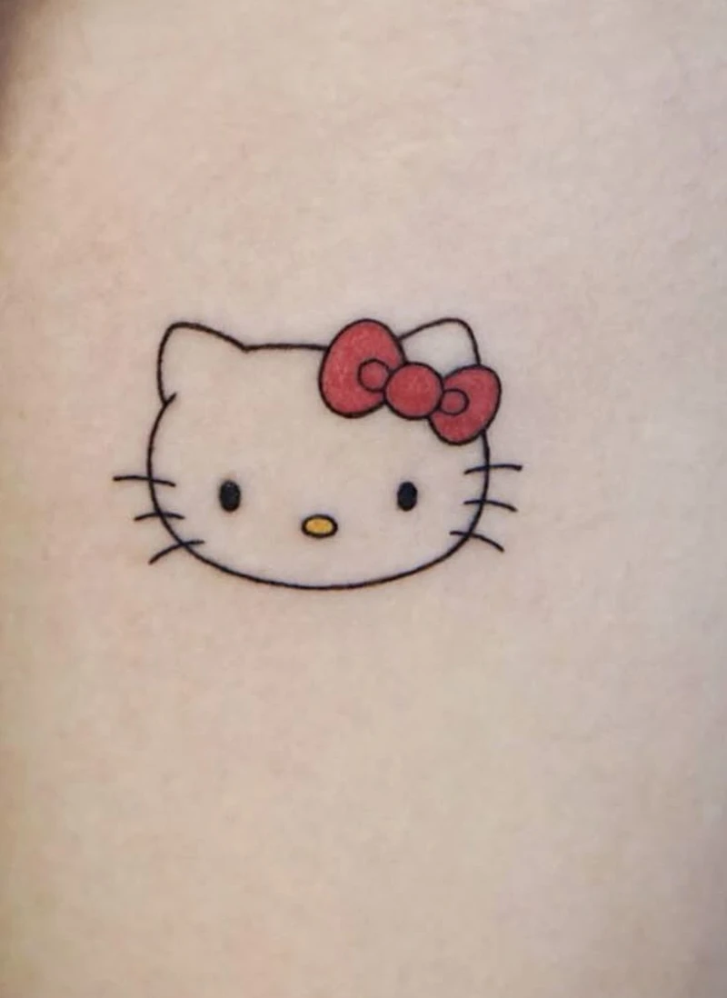 Hình ảnh tattoo mèo Hello Kitty mini ở bắp tay cực xinh