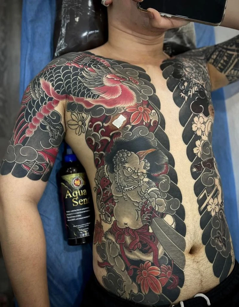 Hình ảnh xăm nhật cổ full trước với họa tiết mặt quỷ