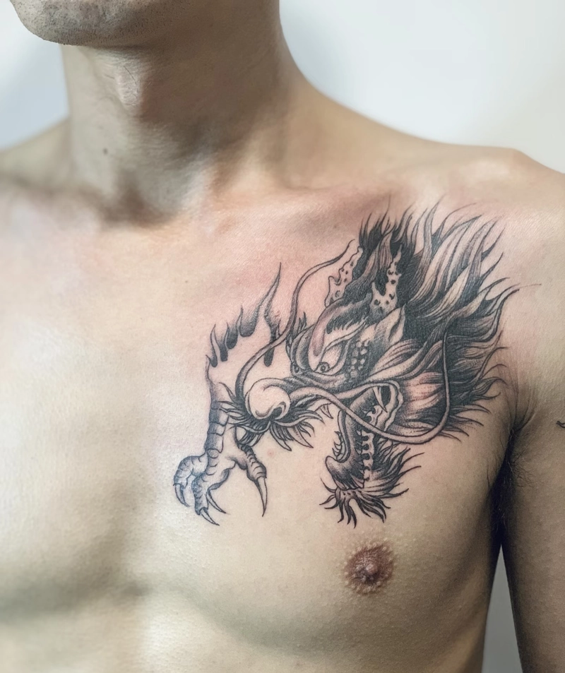 Hình nam tính với mẫu xăm ngực chất