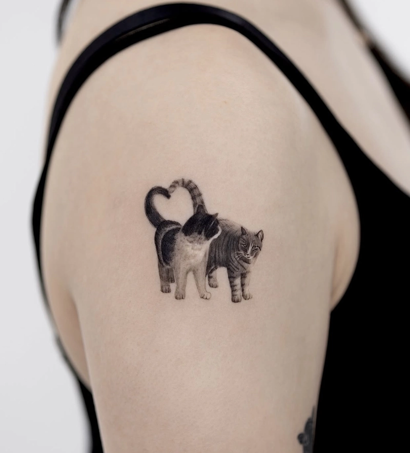 Hình tattoo 2 con mèo tạo hình trái tim