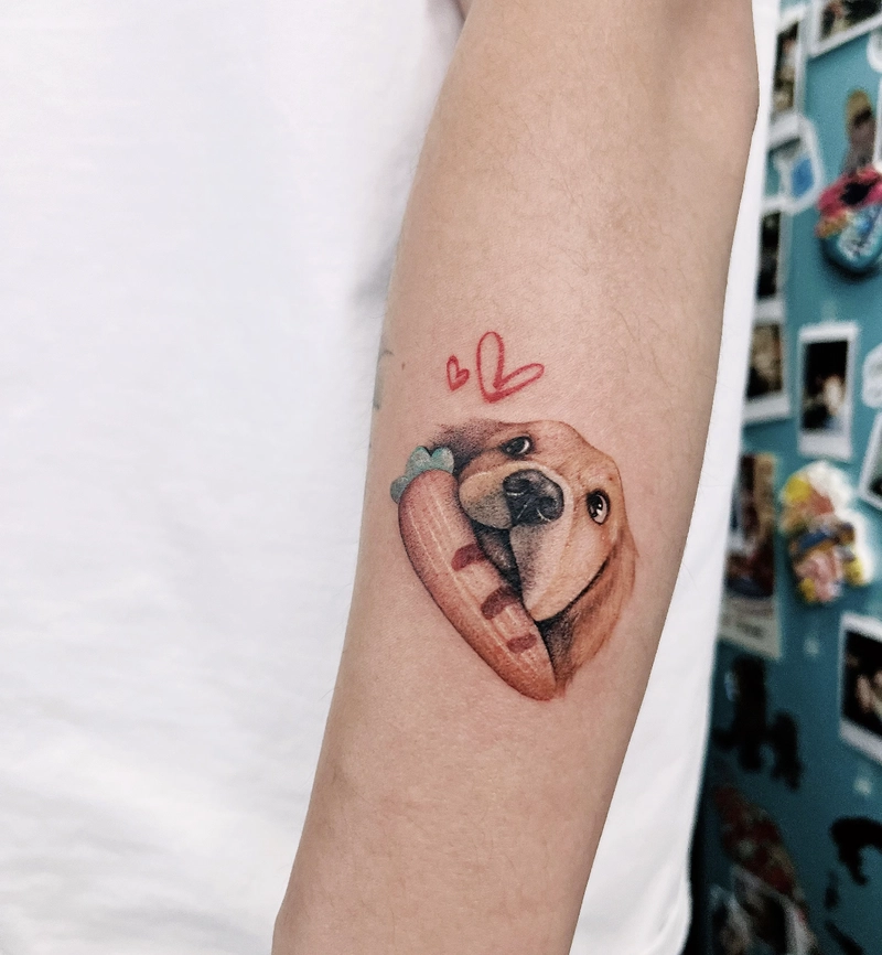 Hình tattoo con chó gặm xúc xích