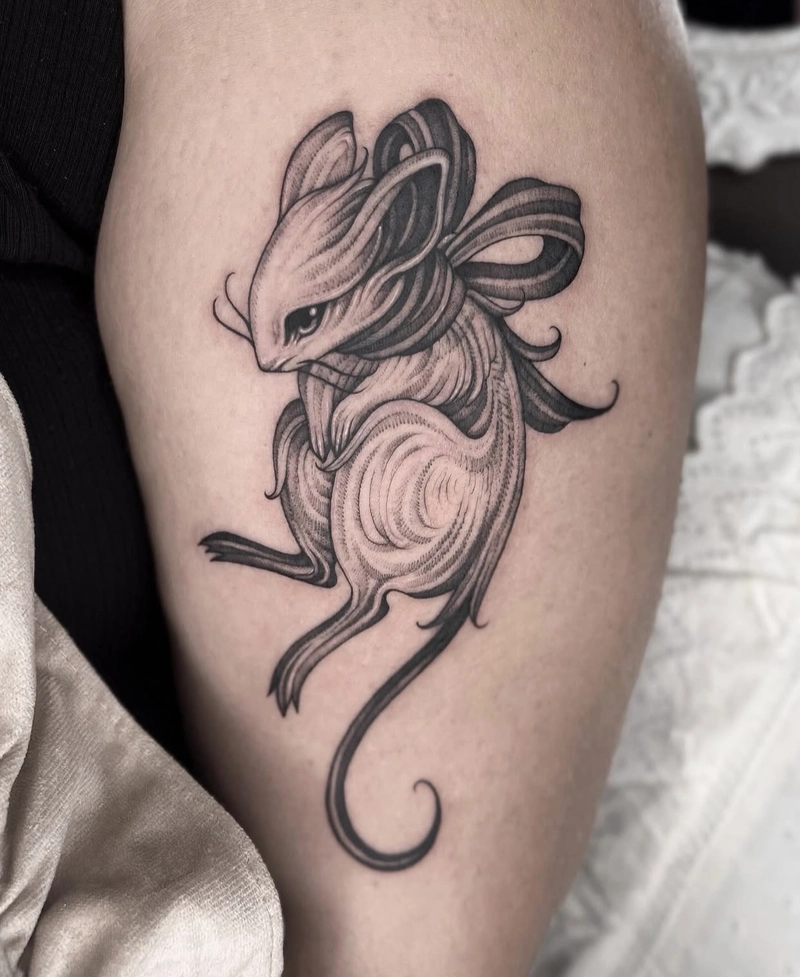 Hình tattoo con chuột buộc nơ ở cổ