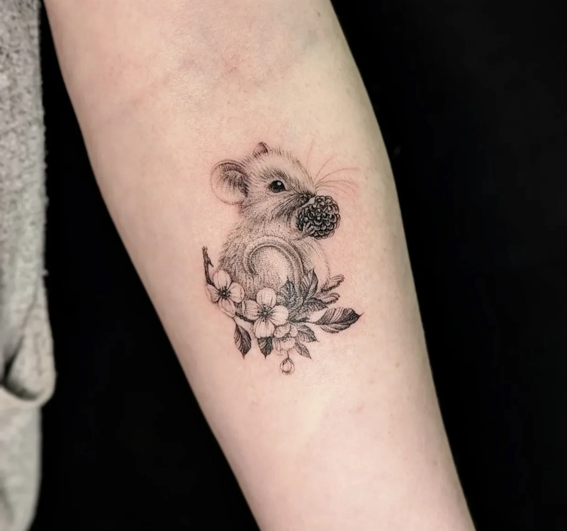 Hình tattoo con chuột đang ăn quả